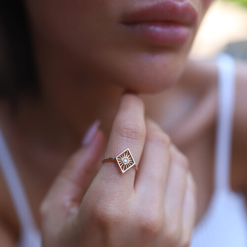 By Golden House - Antik Karo Güneş Pırlanta Yüzük By Golden House - Antik Karo Güneş Pırlanta Yüzük