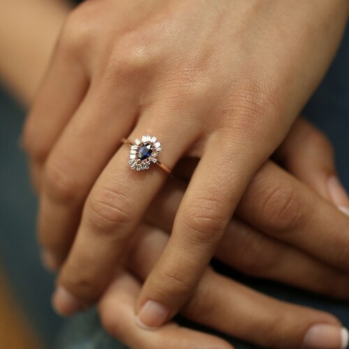 By Golden House - Asimetrik Baget Pırlantalı Safir Yüzük By Golden House - Asimetrik Baget Pırlantalı Safir Yüzük