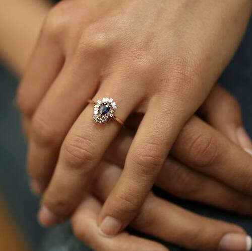 By Golden House - Asimetrik Baget Pırlantalı Safir Yüzük