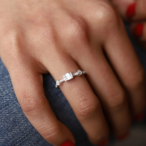 By Golden House - Baget Pırlanta Yarım Tur Yüzük By Golden House - Baget Pırlanta Yarım Tur Yüzük