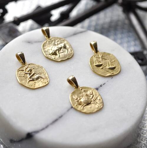 By Golden House - Büyük Boy Antik Burç Kolye Ucu