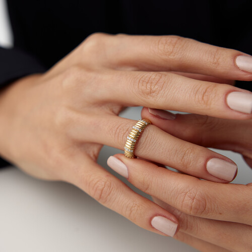 By Golden House - Çizgi Dome Pırlanta Yüzük (1) By Golden House - Çizgi Dome Pırlanta Yüzük (1)