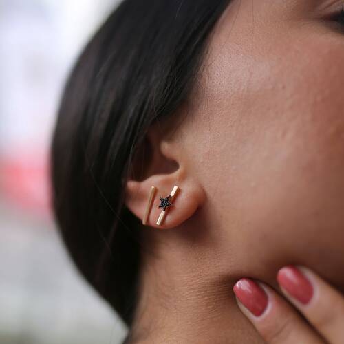 By Golden House - Çizgi ve Yıldız Küpe