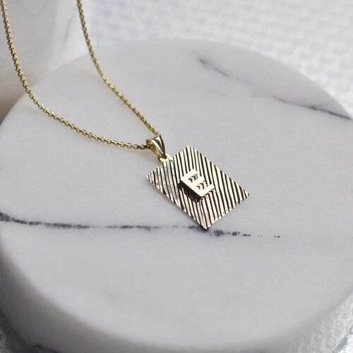 By Golden House - Dikdörtgen Madalyon Harf Kolye By Golden House - Dikdörtgen Madalyon Harf Kolye