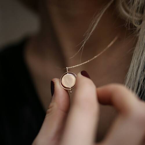 By Golden House - Dönen Madalyon Kolye (1)