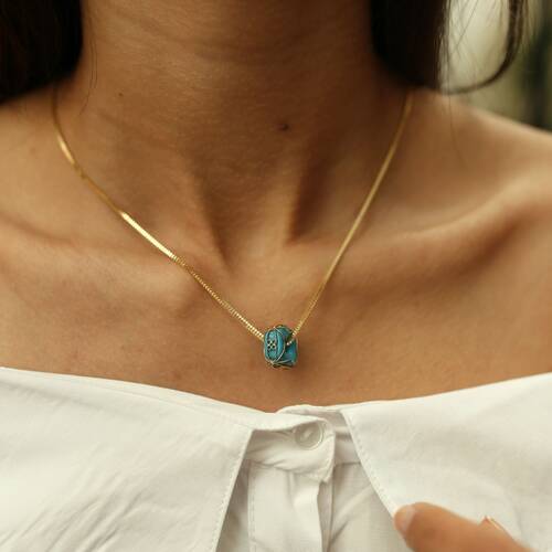 By Golden House - El İşi Çerçeve ve Küp Zincir Kolye (1)