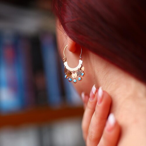 By Golden House - Firuze ve Pul Sallantılı Küpe (1) By Golden House - Firuze ve Pul Sallantılı Küpe (1)