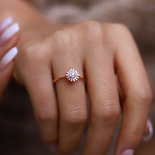 By Golden House - Güneş Baget Pırlanta Yüzük By Golden House - Güneş Baget Pırlanta Yüzük