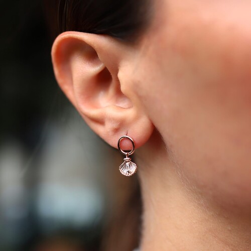 By Golden House - Halkada İstiridye Sallantılı Küpe By Golden House - Halkada İstiridye Sallantılı Küpe