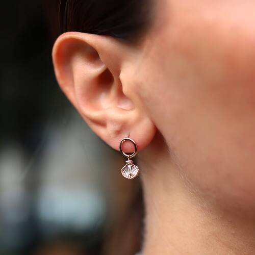 By Golden House - Halkada İstiridye Sallantılı Küpe