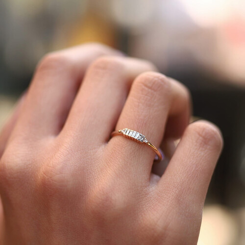 By Golden House - İnce Baget Pırlanta Yüzük By Golden House - İnce Baget Pırlanta Yüzük