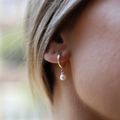 By Golden House - İnci Sallantılı Küpe