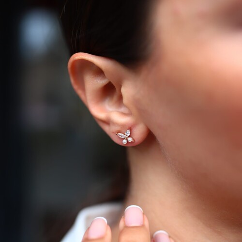 By Golden House - İncili Kelebek Küpe