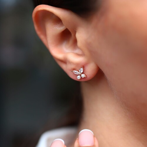 By Golden House - İncili Kelebek Küpe (1)