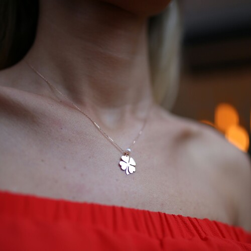 By Golden House - İncili Yonca Kolye By Golden House - İncili Yonca Kolye