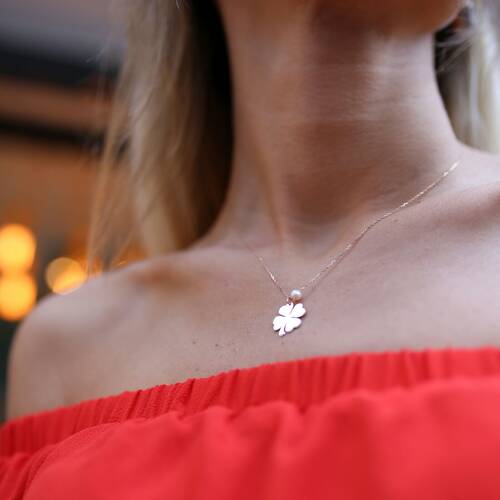 By Golden House - İncili Yonca Kolye (1)