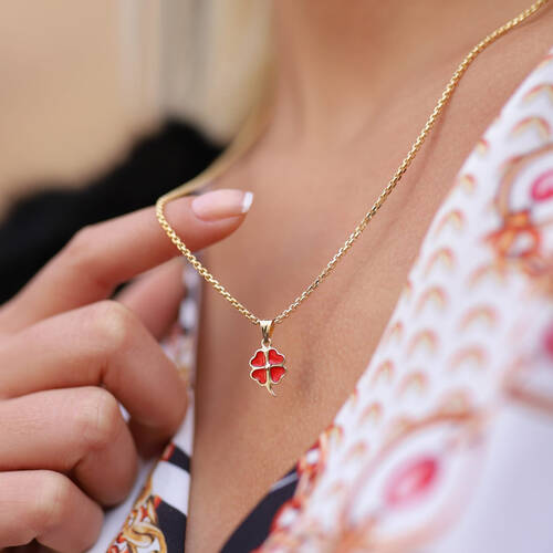 By Golden House - Kırmızı Mineli Yonca Kolye