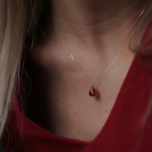 By Golden House - Kırmızı Taşlı Damla Kolye By Golden House - Kırmızı Taşlı Damla Kolye