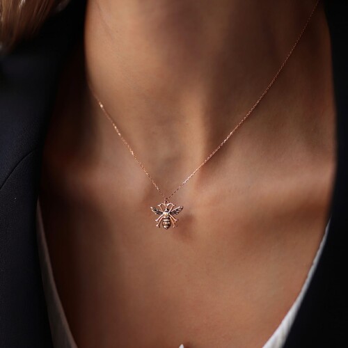 By Golden House - Kraliçe Arı Kolye By Golden House - Kraliçe Arı Kolye