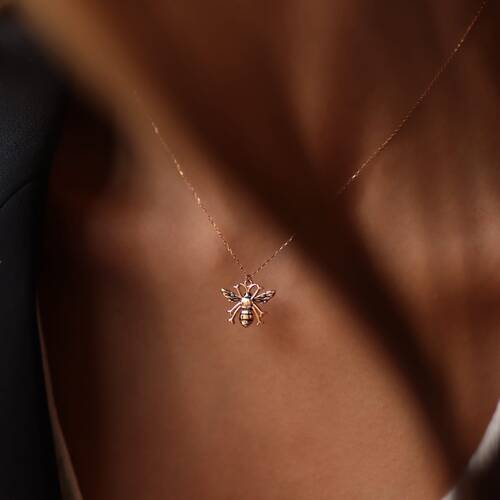 By Golden House - Kraliçe Arı Kolye (1)