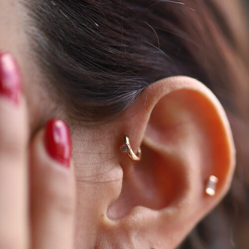 By Golden House - Küçük Boy Tohum Taşlı Kıkırdak Küpe By Golden House - Küçük Boy Tohum Taşlı Kıkırdak Küpe