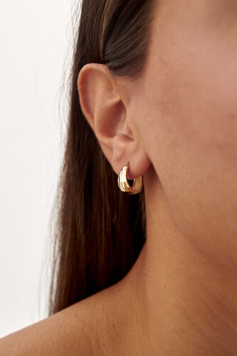 By Golden House - Küçük Prizma Halka Küpe (1) By Golden House - Küçük Prizma Halka Küpe (1)