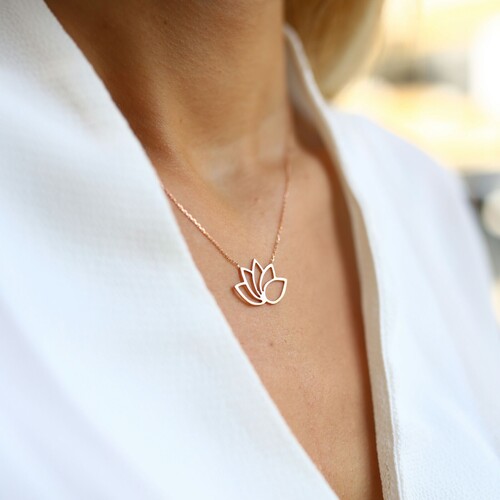 By Golden House - Lotus Çiçeği Kolye By Golden House - Lotus Çiçeği Kolye