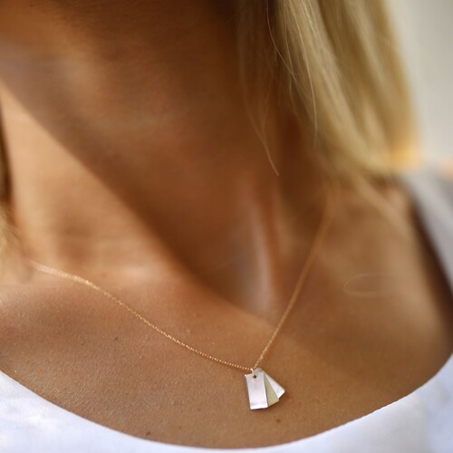 By Golden House - Mini Üçlü Plaka Kolye (1) By Golden House - Mini Üçlü Plaka Kolye (1)