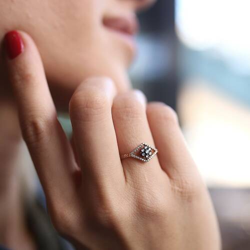 By Golden House - Pırlanta Karo Gül Yüzük