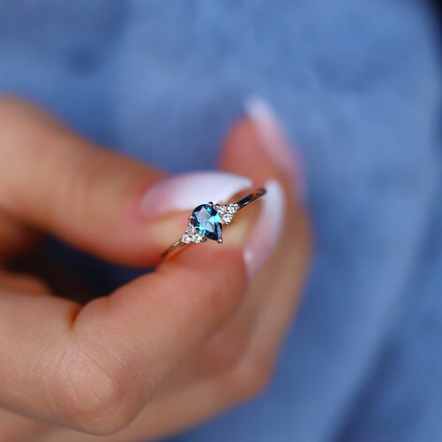 By Golden House - Pırlanta London Blue Damla Yüzük By Golden House - Pırlanta London Blue Damla Yüzük