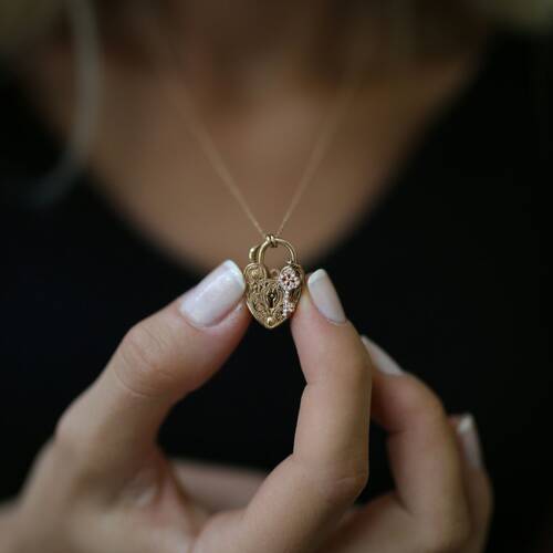 By Golden House - Pırlantalı Anahtar ve Kalp Kilit Kolye