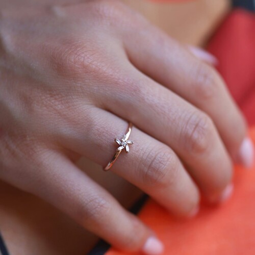 By Golden House - Rüzgar Gülü Baget Pırlanta Yüzük By Golden House - Rüzgar Gülü Baget Pırlanta Yüzük