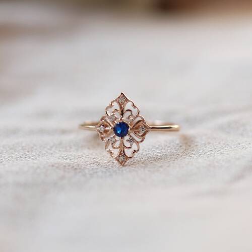 By Golden House - Safir Renkli Art Deco Motif Yüzük By Golden House - Safir Renkli Art Deco Motif Yüzük