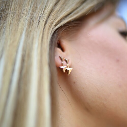 By Golden House - Sallantılı Üçgen Piramit Küpe By Golden House - Sallantılı Üçgen Piramit Küpe