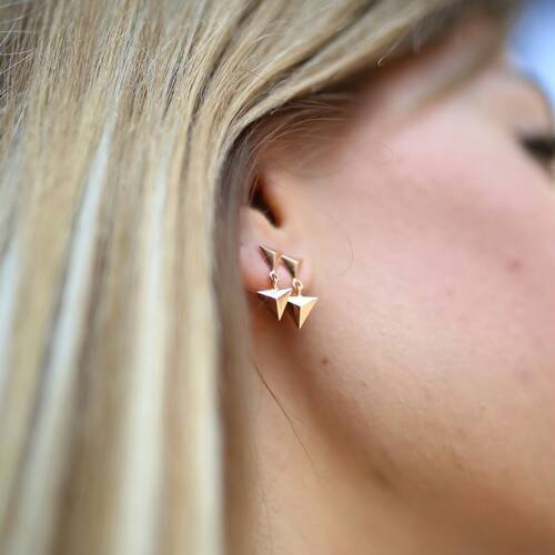 By Golden House - Sallantılı Üçgen Piramit Küpe