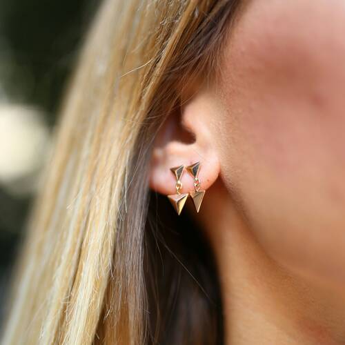 By Golden House - Sallantılı Üçgen Piramit Küpe (1)