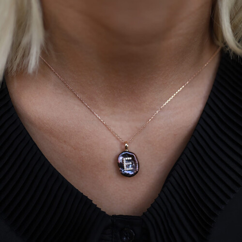 By Golden House - Siyah İnci Harf Kolye By Golden House - Siyah İnci Harf Kolye