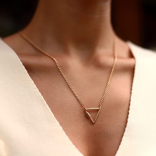 By Golden House - Spin Üçgen Kolye