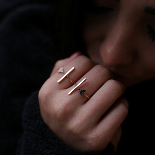 By Golden House - Taşlı Üçgen ve Çubuk Yüzük (1) By Golden House - Taşlı Üçgen ve Çubuk Yüzük (1)