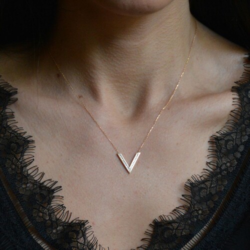 By Golden House - Taşlı V Kolye