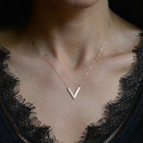 By Golden House - Taşlı V Kolye