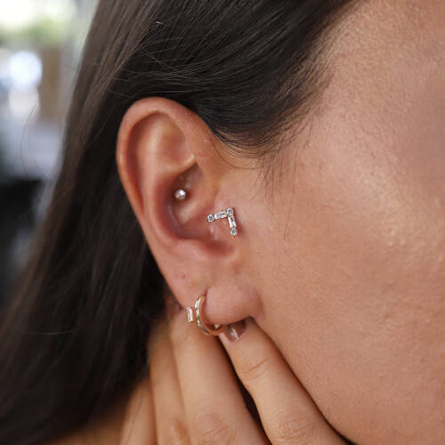 By Golden House - Baget Taşlı V Tragus Piercing