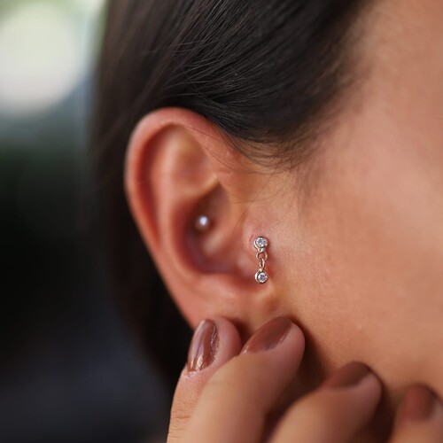 By Golden House - Tohum Sallantılı Tragus Piercing By Golden House - Tohum Sallantılı Tragus Piercing