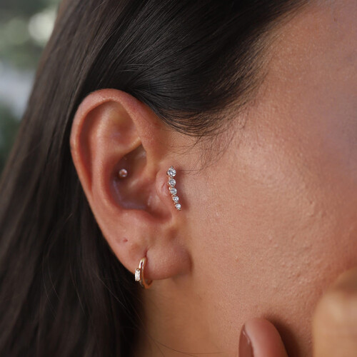 By Golden House - Beş Taşlı Tragus Piercing