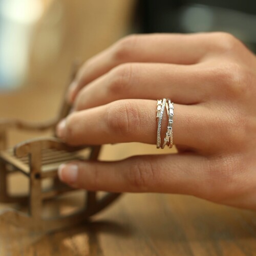 By Golden House - Üç Kollu Baget Pırlanta Yüzük (1) By Golden House - Üç Kollu Baget Pırlanta Yüzük (1)