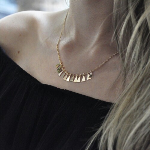 By Golden House - Üçgen Saçaklı Kolye (1) By Golden House - Üçgen Saçaklı Kolye (1)