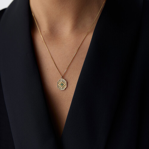 By Golden House - Yeşil Taşlı Kübik Kolye By Golden House - Yeşil Taşlı Kübik Kolye