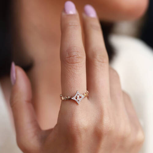 By Golden House - Yıldızlı Karo Baget Yüzük