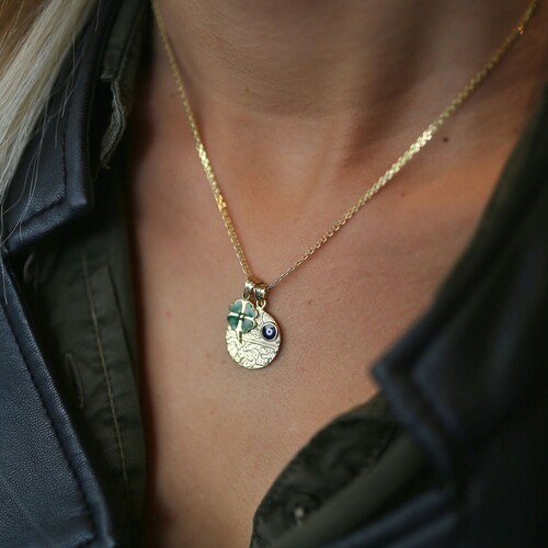 By Golden House - Yonca ve Hat Yazılı Kolye By Golden House - Yonca ve Hat Yazılı Kolye