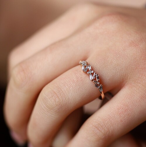 By Golden House - Zikzak Baget Pırlanta Yüzük By Golden House - Zikzak Baget Pırlanta Yüzük